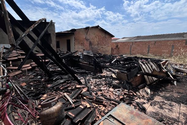 Casa incendiada em S&atilde;o Miguel do Guapor&eacute;