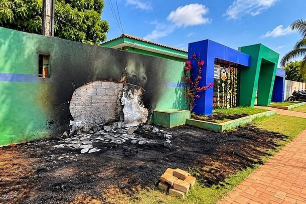 Lixeira de creche municipal &eacute; destru&iacute;da pelo fogo em Costa Marques