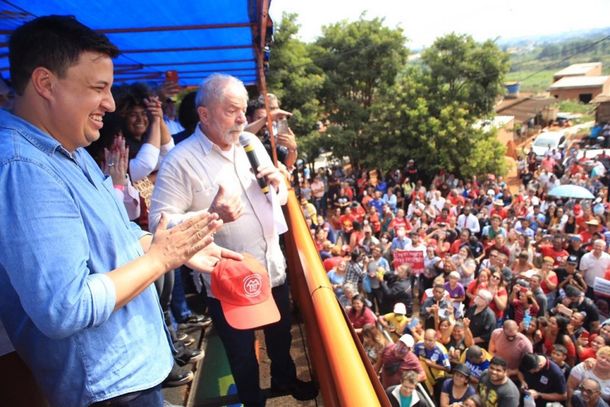 Willian Souza recebe Lula na Vila Soma ap&oacute;s ocupa&ccedil;&atilde;o se tornar bairro