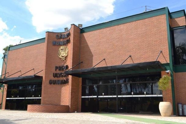 Fachada da C&acirc;mara Municipal de Paul&iacute;nia