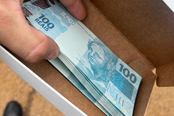 Ma&ccedil;o de notas falsas encontradas pela pol&iacute;cia