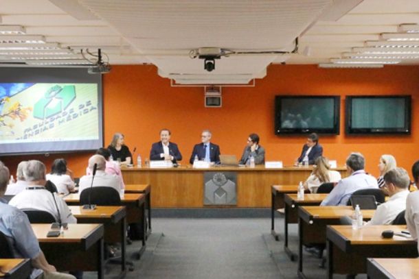 Participaram do encontro na FCM m&eacute;dicos e dirigentes de &oacute;rg&atilde;os internos da Universidade, como a Deas, o Hemocentro, o Caism e o HC, al&eacute;m de representantes do DRS VII