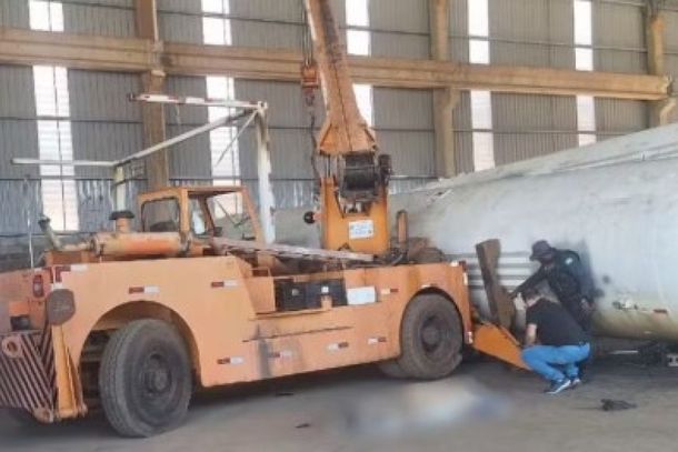 Trabalhador morre ap&oacute;s ser prensado entre tanque e guindaste em empresa de Paul&iacute;nia (SP)