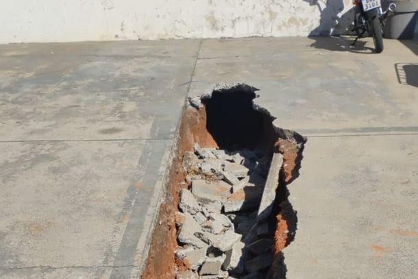 Tunel encontrado no terreno do posto de combust&iacute;vel, vizinho a unidade da CEF