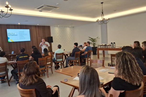 Alfero Mendes Neto, especialista em tecnologia com MBA em Intelig&ecirc;ncia Artificial durante encontro