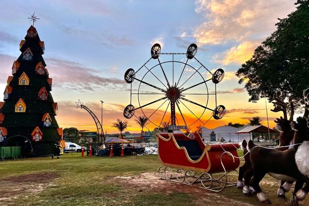 Parque de DIvers&otilde;es junto com a Vila de Ntatal na Pra&ccedil;a do Macarenko