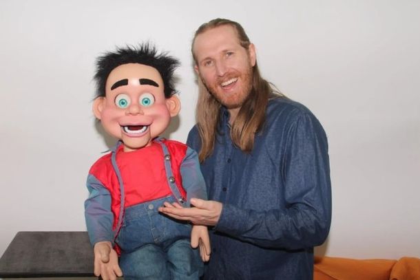 Stand-up comedy, ventriloquia e intera&ccedil;&atilde;o com bonecos, Yakko Sideratos