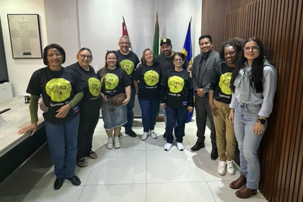 Prefeito Henrique do Para&iacute;so, com o presidente do Sindissu, Jobson Pierri e representantes da categoria