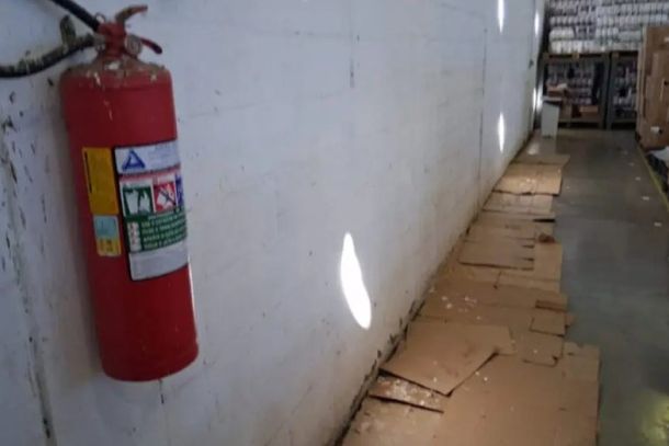 TCE encontrou presen&ccedil;a de fezes de animais no piso, denotando a entrada de pombos.