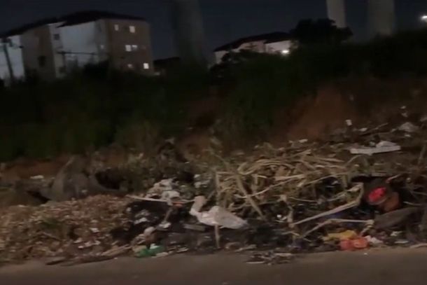 Entulho e lixo jogado no cal&ccedil;amento