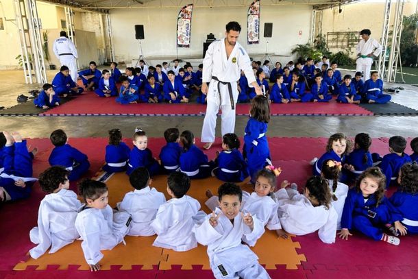 Turma de KARAT&Ecirc; da Primeira Inf&acirc;ncia do Projeto &ldquo;YACAMIM&rdquo;.