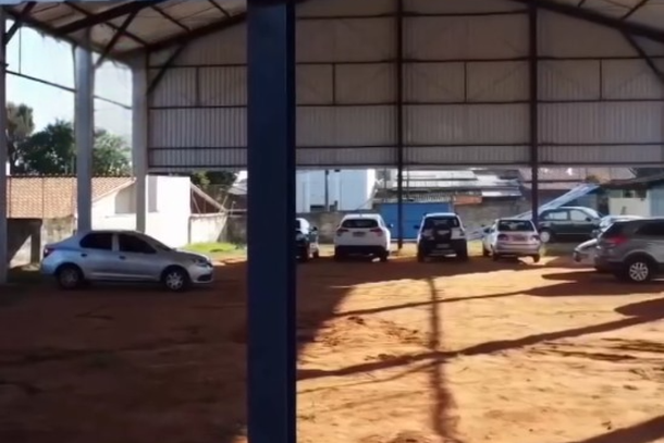 Quadra esportiva virou estacionamento de profissionais da escola