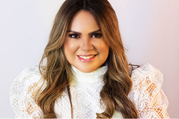 Sarah Farias, cantora e compositora brasileira de m&uacute;sica crist&atilde; contempor&acirc;nea (gospel