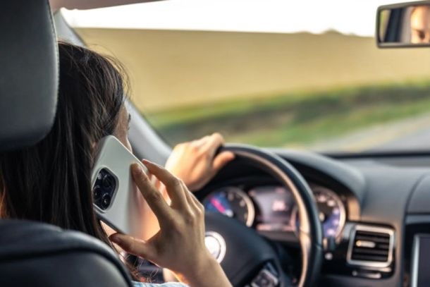 Dirigir falando ao telefone celular &eacute; infra&ccedil;&atilde;o m&eacute;dia, enquanto manusear e teclar ao volante configura infra&ccedil;&atilde;o grav&iacute;ssima