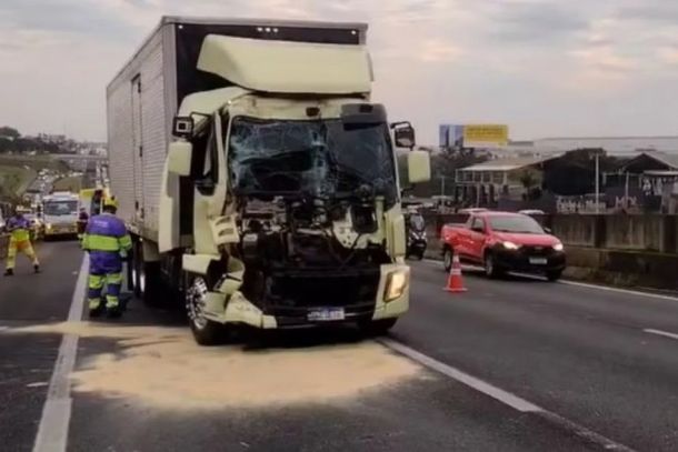 Batida entre dois caminh&otilde;es interdita duas faixas e acostamento na Rodovia Anhanguera, em Sumar&eacute;