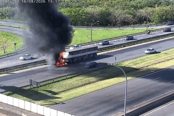 Carreta pegou fogo na altura do km 137 da Rodovia D. Pedro I, em Campinas