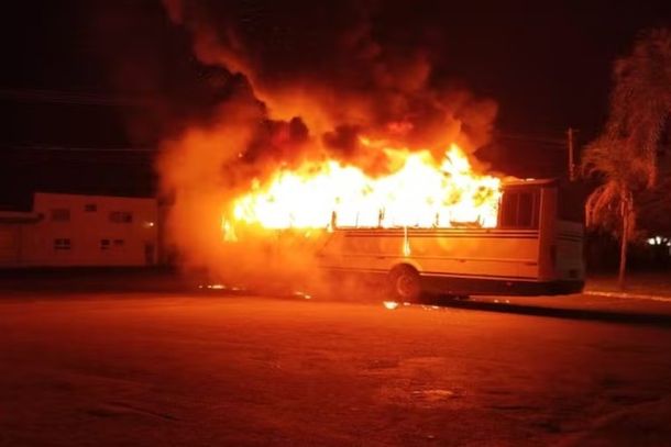 &Ocirc;nibus com 20 funcion&aacute;rios de usina pega fogo em Charqueada