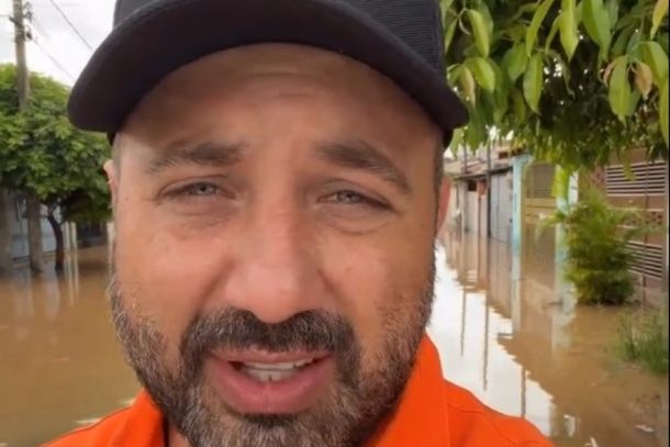 Prefeito Henrique do Para&iacute;so faz pronunciamento em &aacute;rea alagada neste doningo (25)