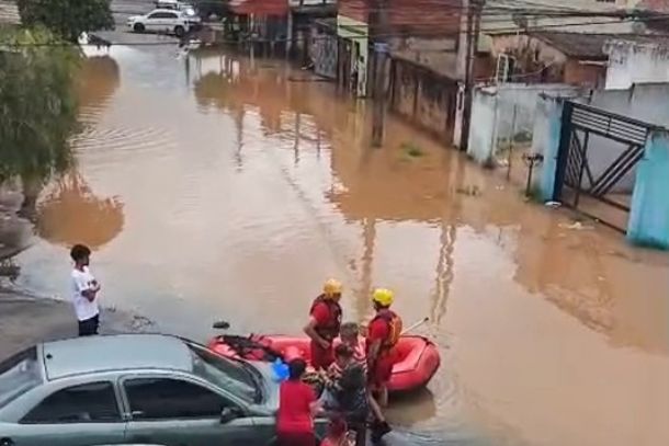 Rua das Gravilhas no Jardim Basilicata nesta manh&atilde; de domingo (25)