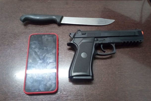 Os agentes localizaram uma faca, um telefone celular e um simulacro de arma de fogo