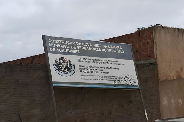 Placa da obra afixada na rua da nova C&acirc;mara Municipal de Vereadores de Surubim