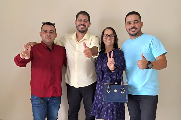 Denivaldo com pr&eacute;-candidatos a vereador em Surubim