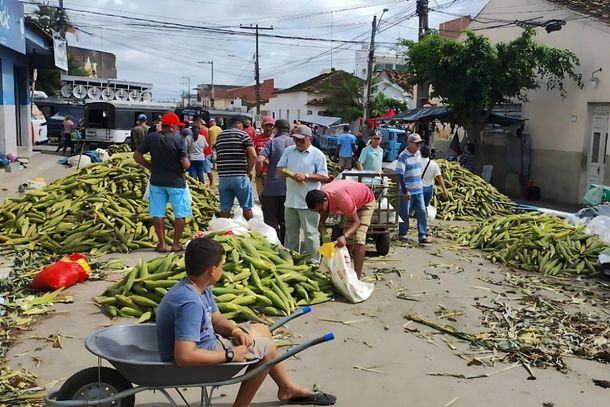 Feira do milho na rua Urbano Vieira no centro de Surubim