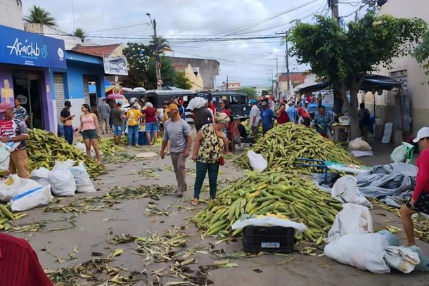 Feira do milho na rua Urbano Vieira no centro de Surubim