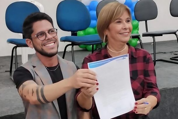 Aniervson Santos e Ana C&eacute;lia Farias com o documento assinado da lei