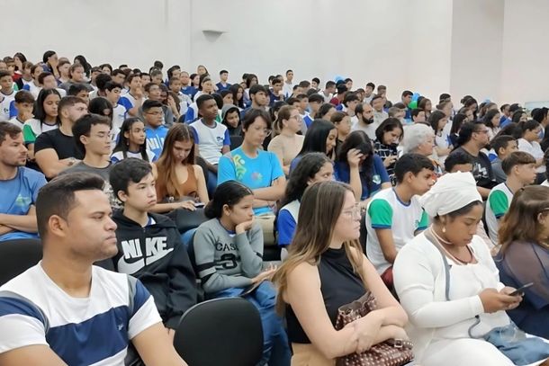 Muitos estudantes da rede municipal de ensino acompanharam a solenidade