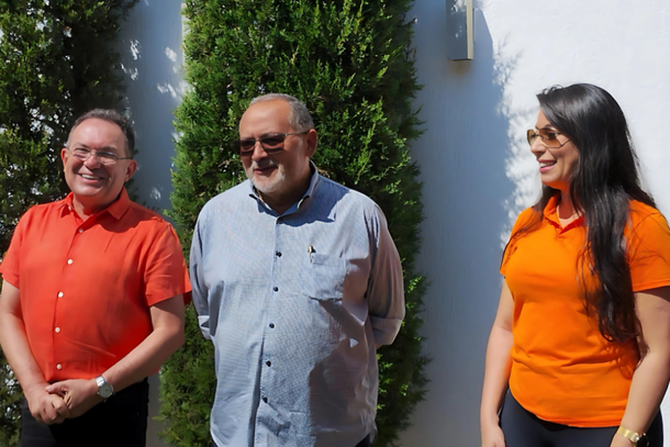 Zé Martins com os pré-candidatos a prefeito e vice, Dr. Flávio e Priscila Sales