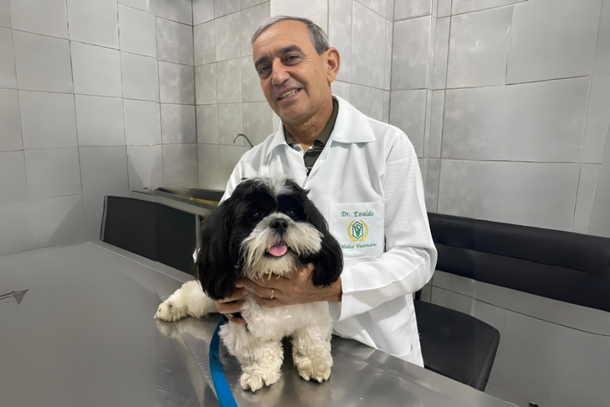 O m&eacute;dico veterin&aacute;rio Evaldo Guerra J&uacute;nior, com um dos seus pacientes, o c&atilde;ozinho Mark