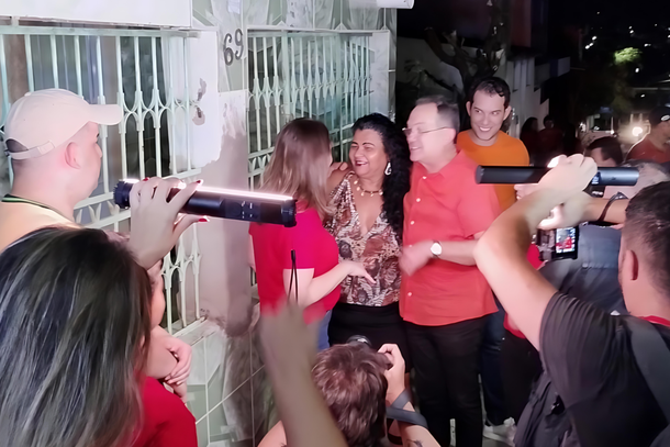 Mar&iacute;lia Arraes e Dr. Fl&aacute;vio conversaram com moradores na comunidade