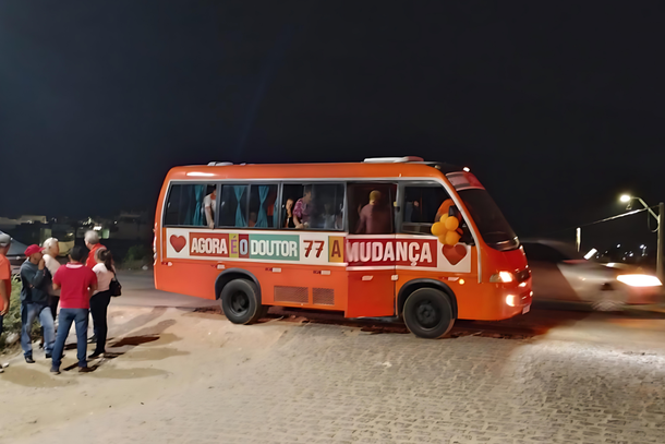 &Ocirc;nibus da campanha tamb&eacute;m esteve na atividade de campanha de Dr. Fl&aacute;vio
