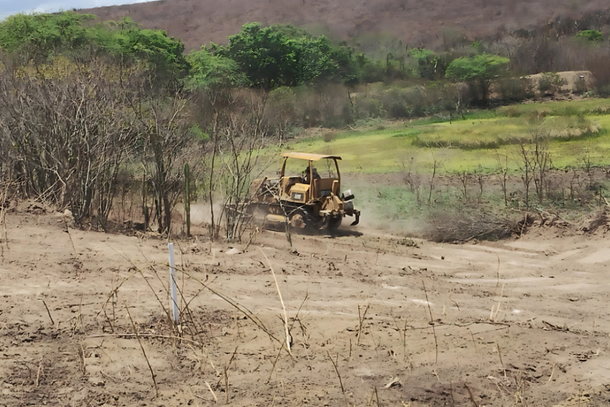 M&aacute;quinas est&atilde;o trabalhando na limpeza do percurso da Rodovia PE-083