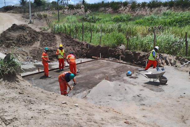 Bueiro sendo constru&iacute;do em percurso da Rodovia