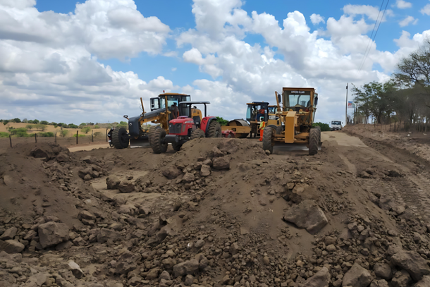 M&aacute;quinas est&atilde;o trabalhando no percurso da Rodovia PE-083