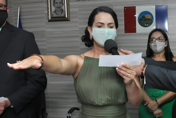 Em 2020, Juliana de Chaparral prestou juramento na posse como prefeita de Casinhas
