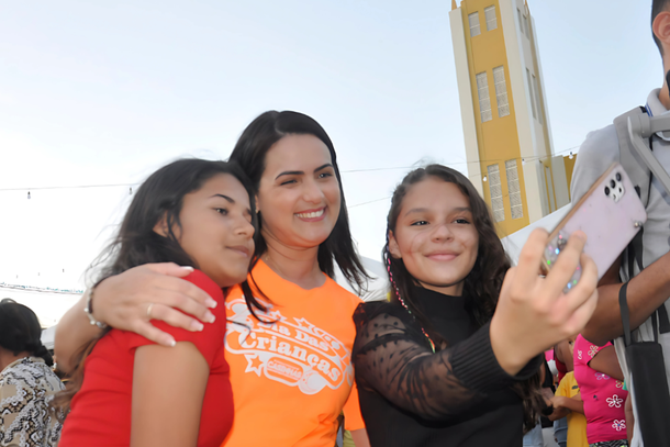 Juliana de Chaparral com moradoras de Casinhas