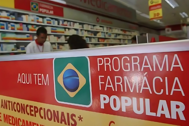 O programa Farmácia Popular amplia o acesso da população a medicamentos