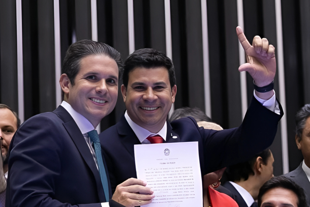O novo presidente da C&acirc;mara de Deputados, Hugo Motta com o deputado Carlos Veras, que assume a primeira secretaria da casa 