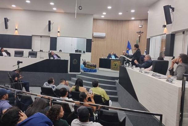 Sess&atilde;o contou com debates e aprova&ccedil;&atilde;o de requerimentos e concess&atilde;o de t&iacute;tulo de cidad&atilde;o surubinense