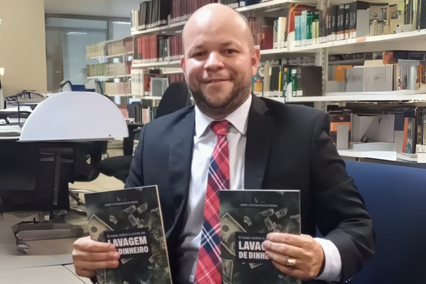 Andrey Stephano &eacute; autor da publica&ccedil;&atilde;o Ensaio sobre o crime da Lavagem de Dinheiro