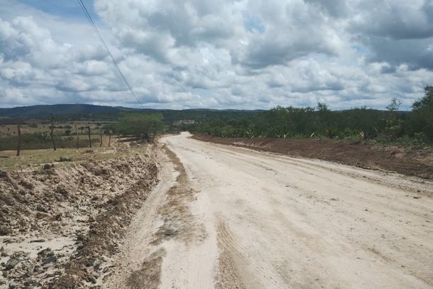 Base da estrada est&aacute; sendo concluida para receber o asfalto