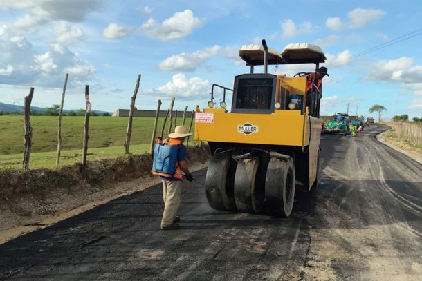 Estrada do Tambor est&aacute; come&ccedil;ando a receber o asfalto que vai melhorar as condi&ccedil;&otilde;es de trafegabilidade da via