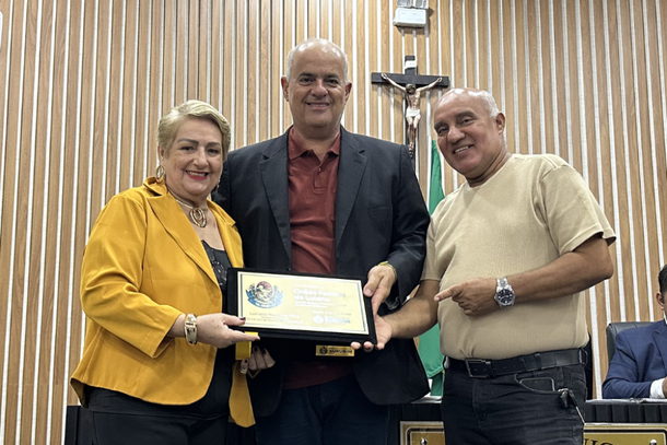 Onilda Flores recebeu homenagem do vereador Luciano Medeiros Filho, o Bomba