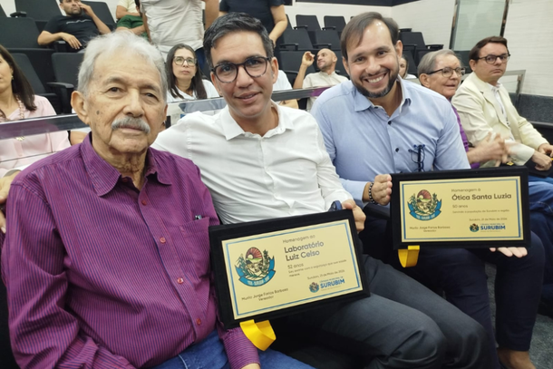 Luiz Celso, com os filhos Gustavo e Jorge Luiz, na homenagem prestada pela C&acirc;mara de Surubim