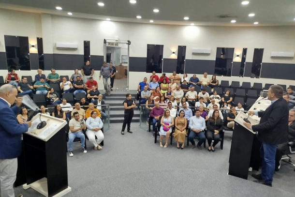 Sess&atilde;o ordin&aacute;ria contou com homenagens para empresas e personalidades do munic&iacute;pio
