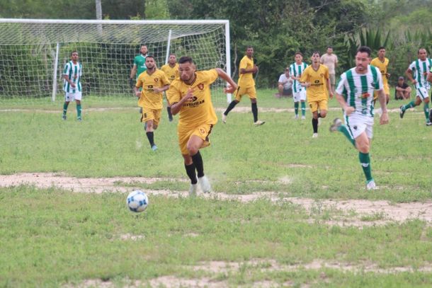 Sport Malemb&aacute; (de amarelo) &eacute; o primeiro finalista da Copa Tambor, em Vertente do L&eacute;rio