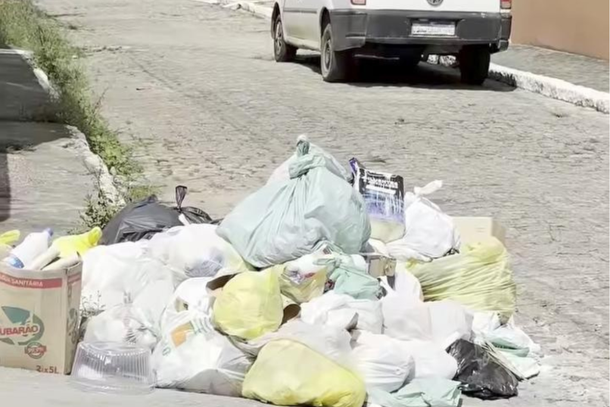 Lixo se acumulou nas ruas de Surubim nesta sexta-feira por falhas na coleta